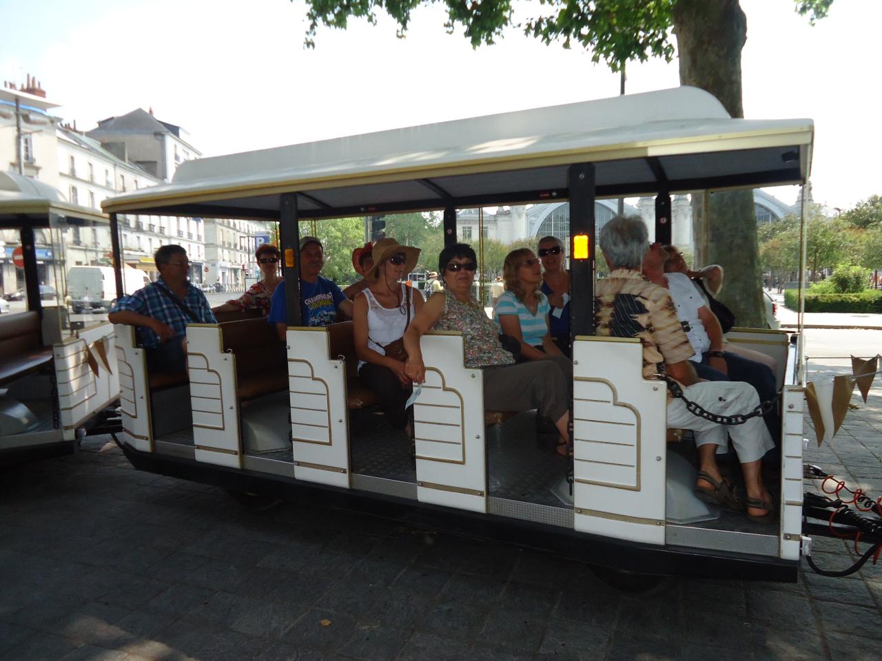 EN AVANT TOUTE POUR LA VISITE DE TOURS
