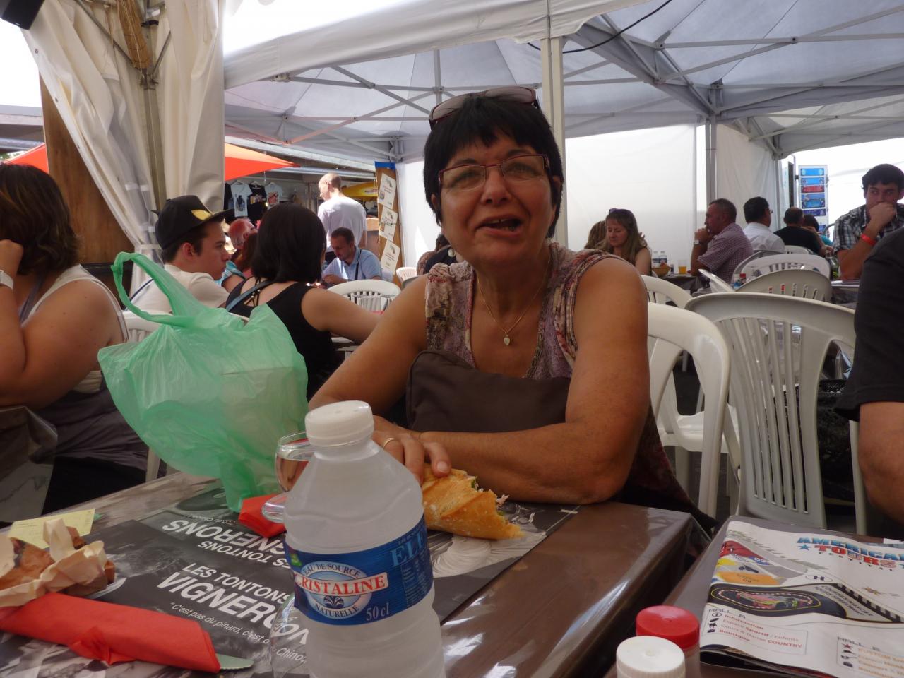 T'AS MAL A UNE DENT CARMEN ?